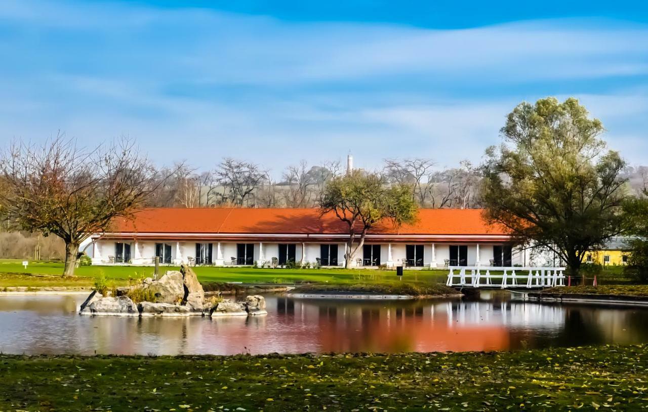 Pannonia Golf & Country Club Bed and Breakfast Alcsutdoboz Exteriör bild